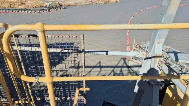 Scaffolder uses handrail as inappropriate anchor point image